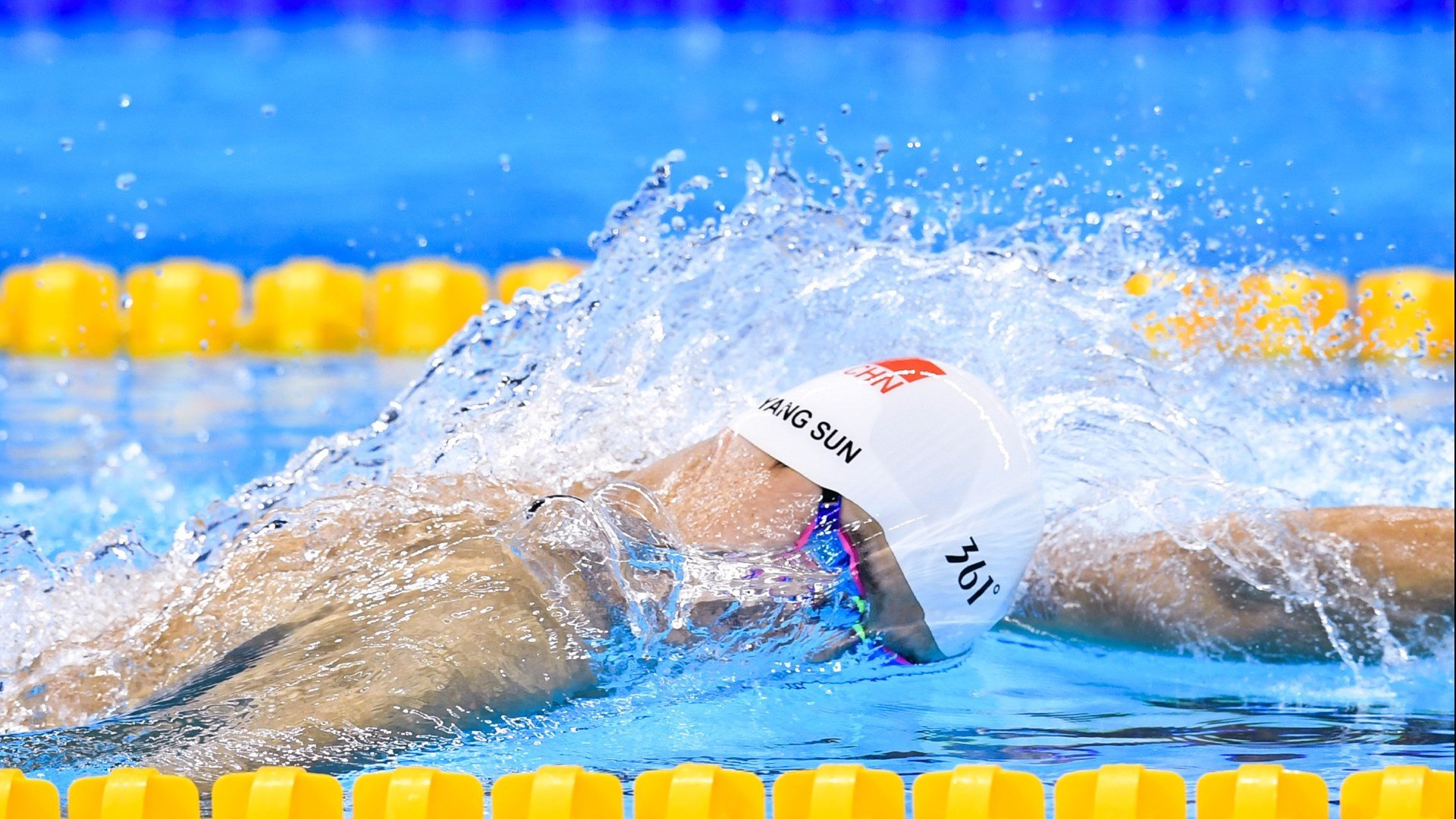 九游体育投注-青少年水中足球大赛，趣味互动造就精彩瞬间，水中踢球少年